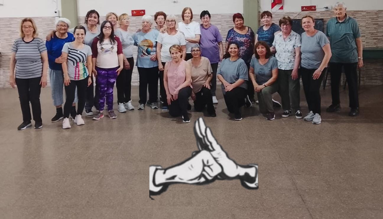 Mara da Luz junto a su grupo de alumnos de Tai Chi y Chi Kung de la Academia Águila Blanca